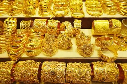 Gold price falls by Rs. 360.. People gather in jewelery shops for Diwali..